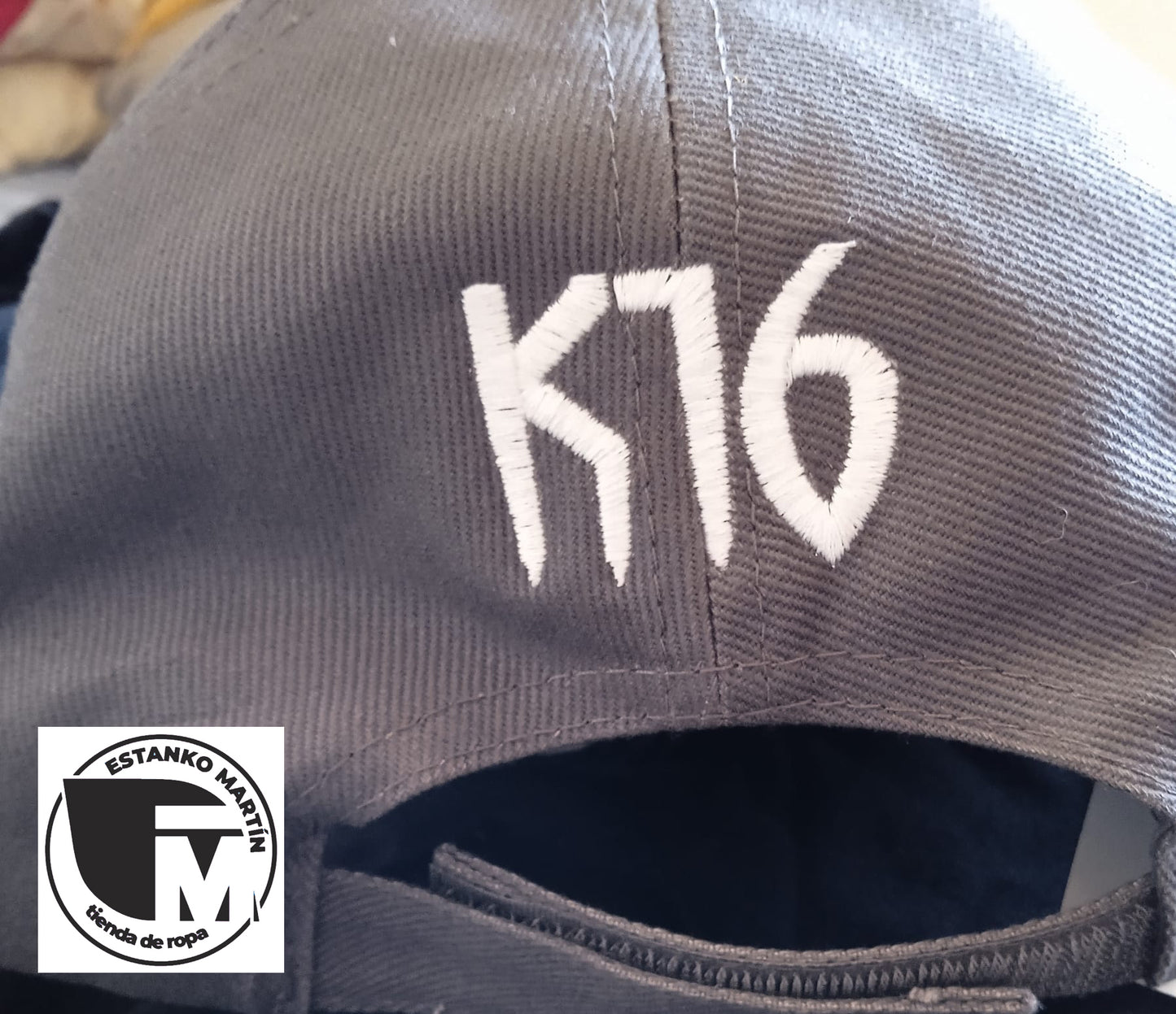 K16 - Gorra Bordada Gris