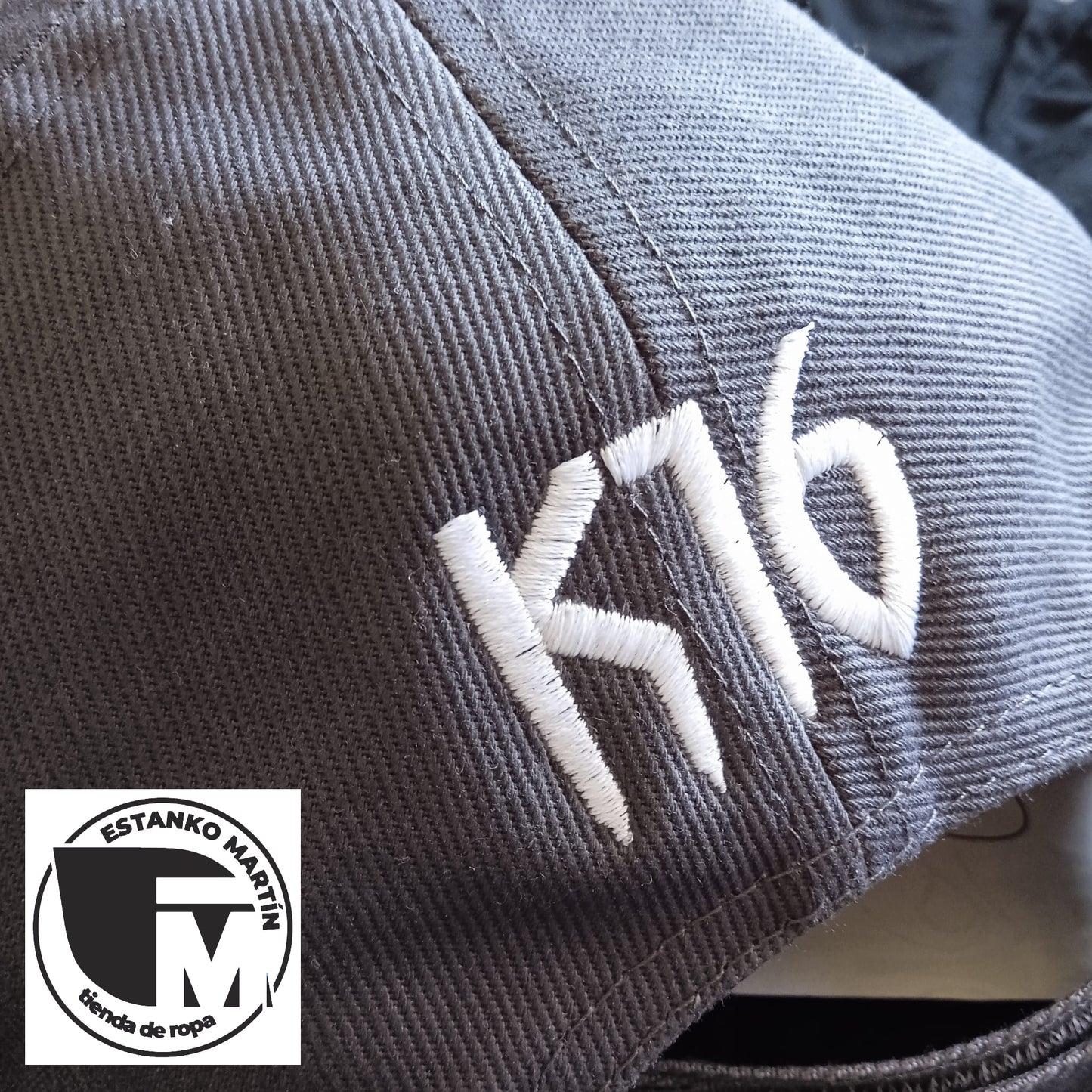 K16 - Gorra Bordada Gris